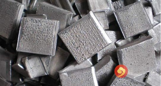 5月期鎳連續(xù)第三個(gè)月下跌，周四觸及去年6月來(lái)最低水準(zhǔn)每噸8,810美元，今年迄今下跌12%，是跌幅最大的主要基本金屬。